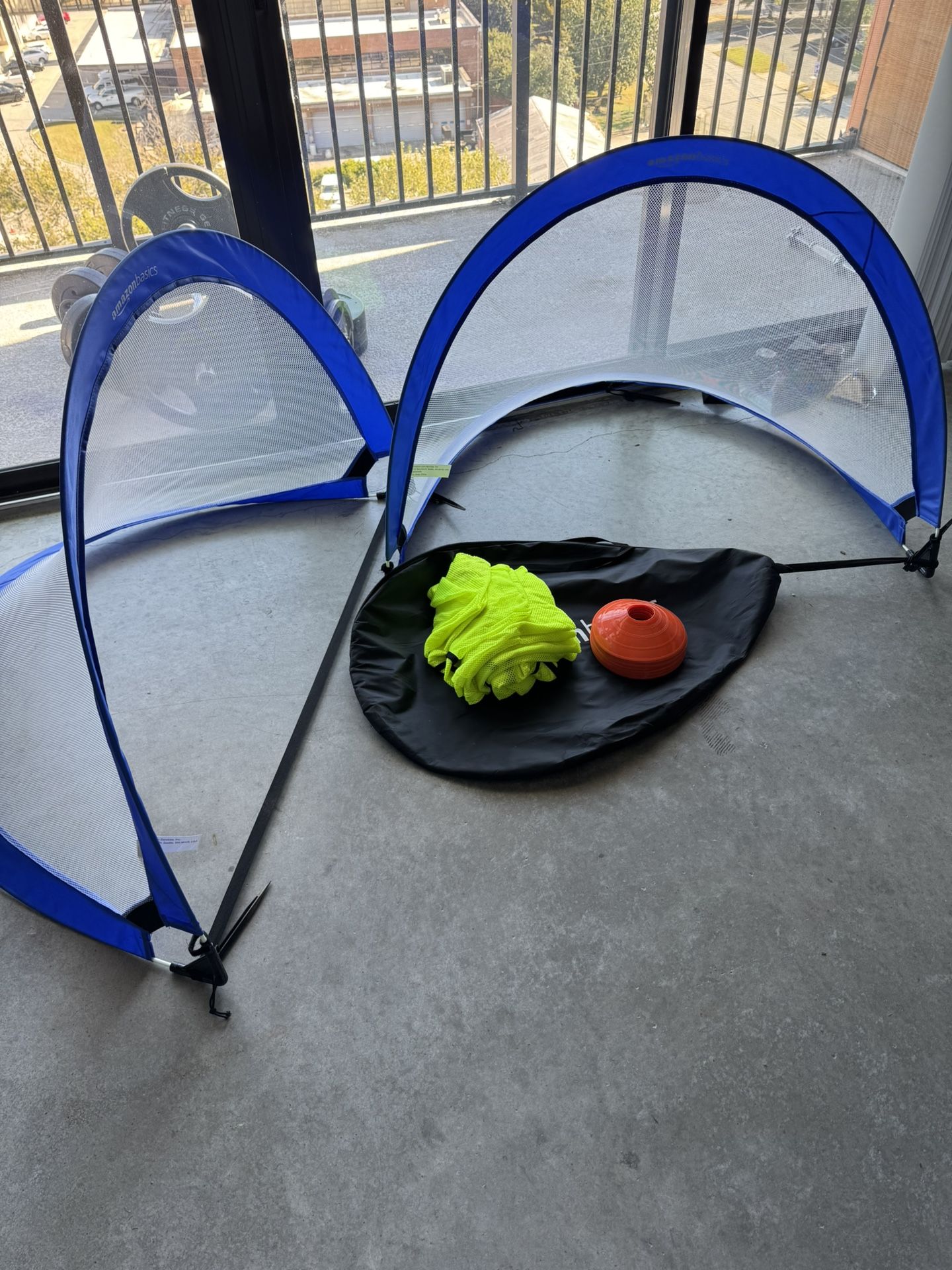Pop Up Soccer Goal Set + 21 training cones + 10 vest
