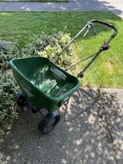 Scott’s Turf Builder Edge Guard Spreader