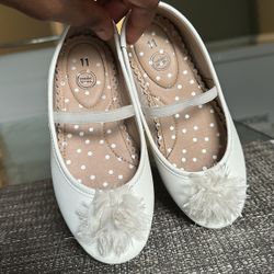 Gently worn and adorable white flat shoes for toddler girls. Size 11