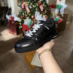 LV trainers black