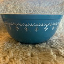 Pyrex Snowflake Garland 40 1/2 Qt Mixing Bowl