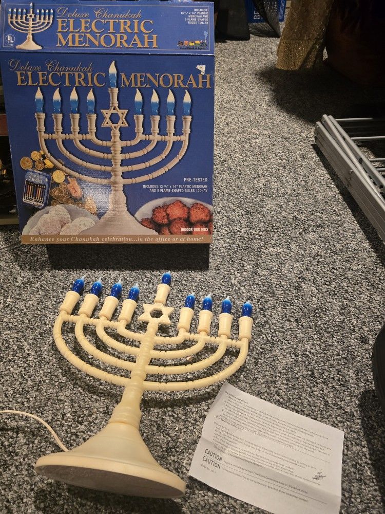 Vintage Star Bright Deluxe Electric Menorah Hanukkah w/ Flame Bulbs Works w/ Box