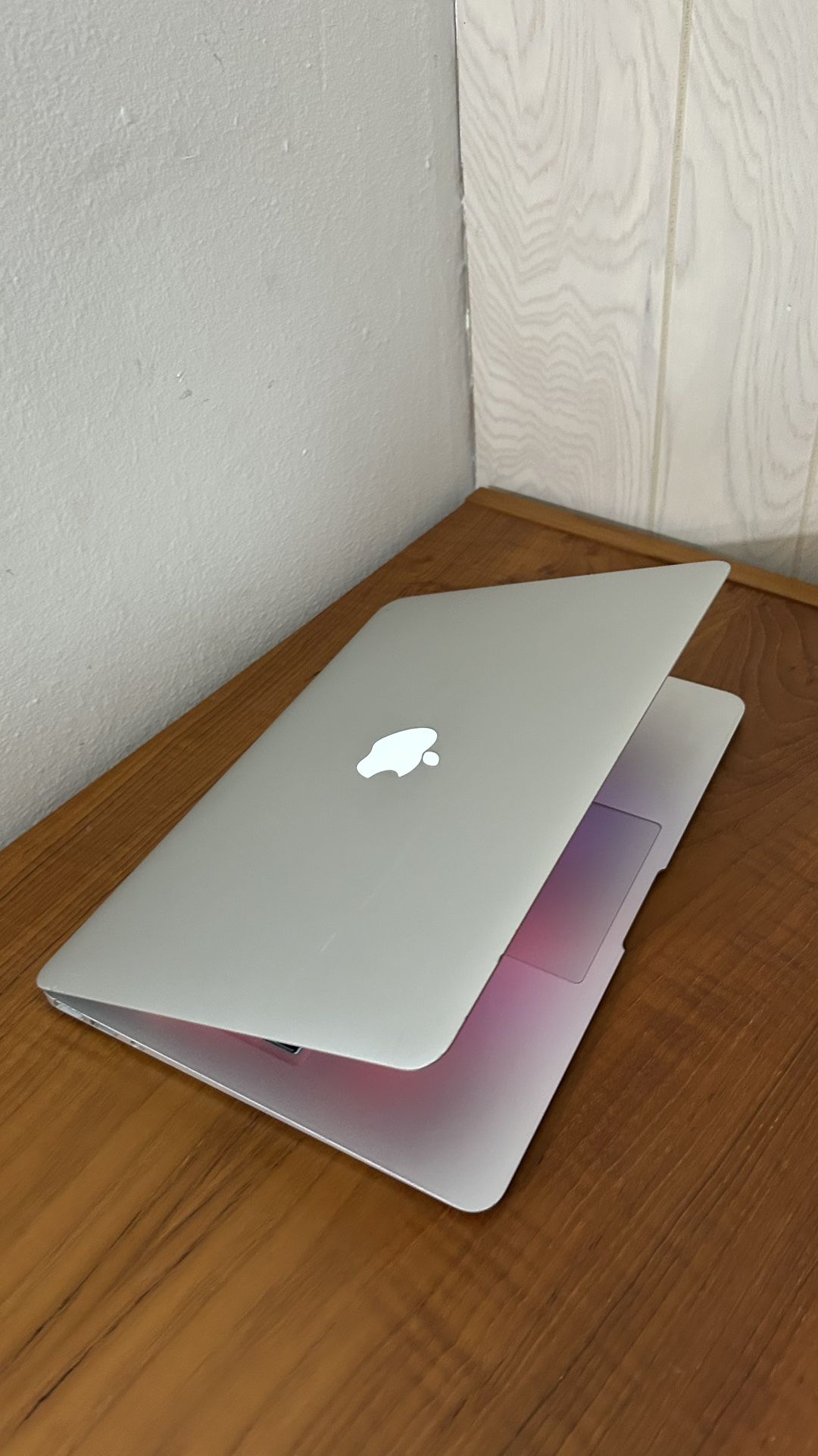 Apple MacBook Air 13” I5/8GB/256GB SSD $200