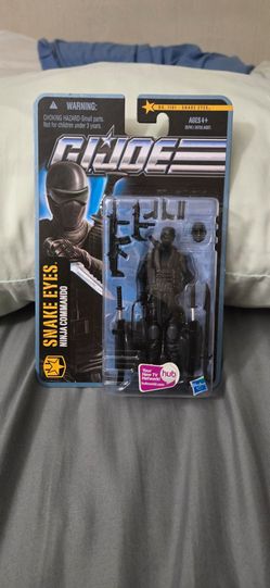 G.i.joe The Pursuit Of Cobra Snake Eyes Ninja Commando and includes 5 guns 1 pistol,1 submarine gun,1 assault rifle, 2 combat shotguns,and 1 dagger
