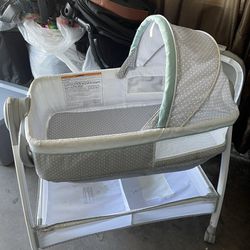 Graco 2-1 Bassinet & Changing Table