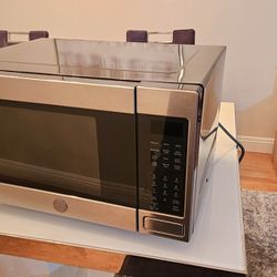 GE MICROWAVE OVEN 