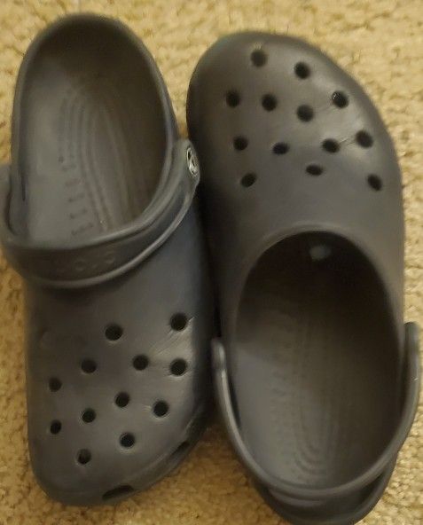 BLACK CROCS SIZE 9-10