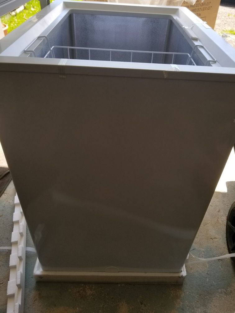 HotPoint Chest Freezer 5.1 cu.ft. (Pickup Only) for Sale in Westbury