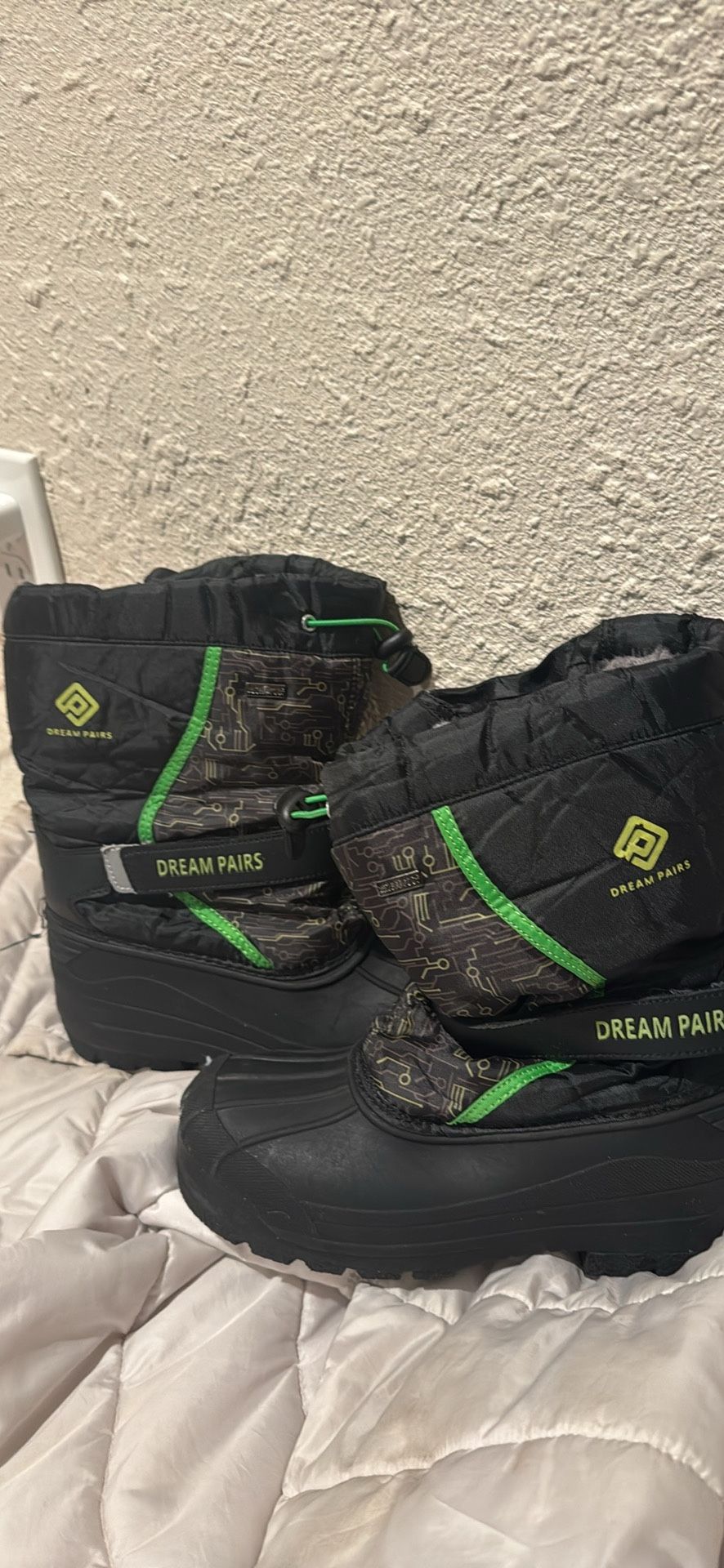 Kids Boots Size 5Y Perfect For Winter Hiking