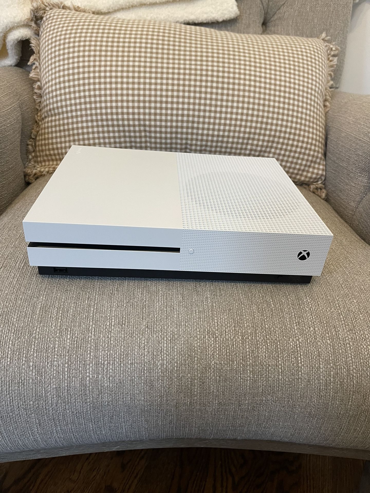 Xbox One S 500GB With Wireless Controller, 7 Games, and Turtle Beach Headset