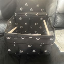 $25 Selling a brand New Dog car seat 