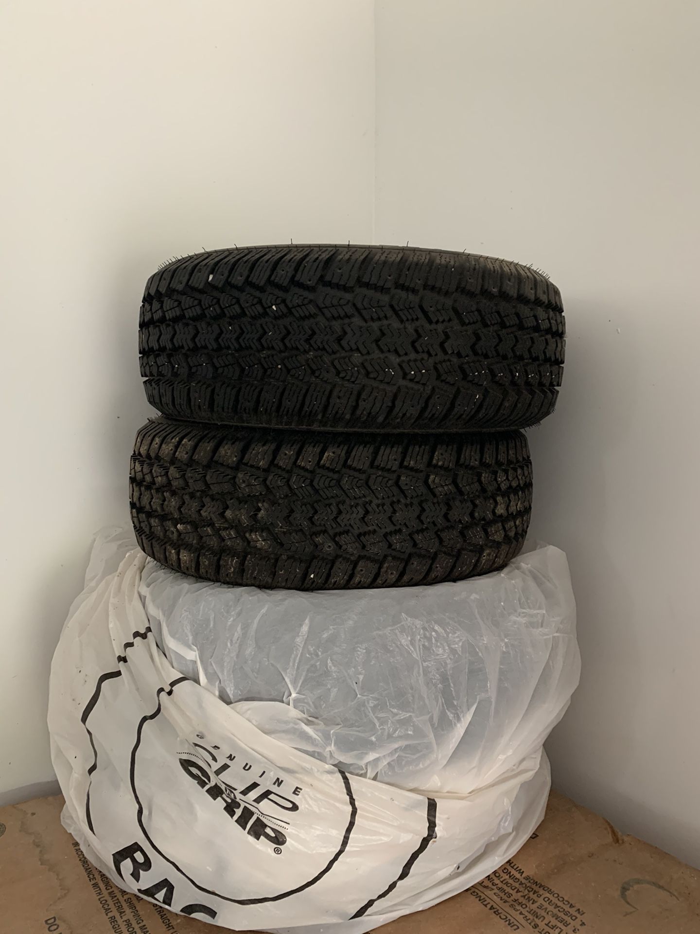 Snow tires 195/60R14 hardly used