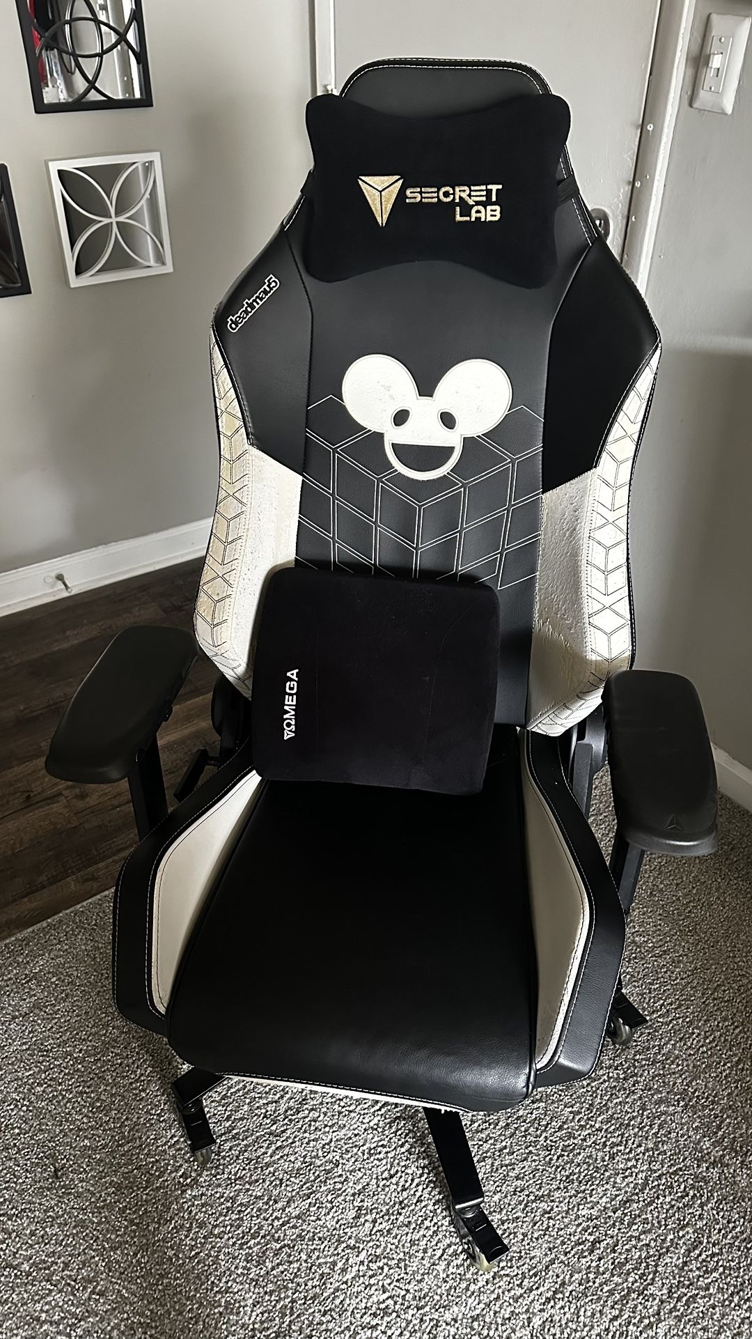 Secret Lab Omega - Deadmau5 Edition - Heavily Used
