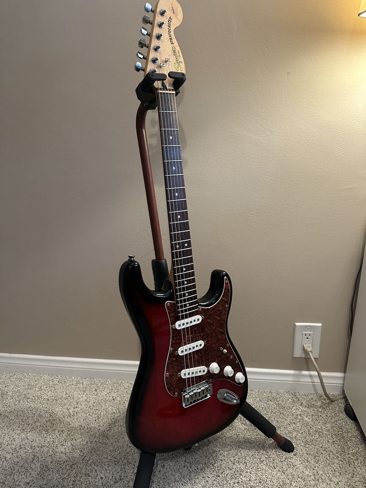 Fender Squier Stratocaster STANDARD Series-Red Burst