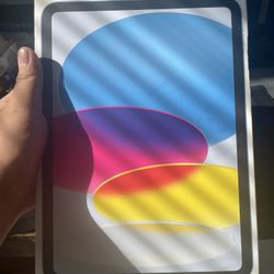 Barely Used 128gb iPad 11 With Accessories 