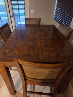 Dining Room Table & Chairs