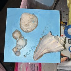 Decoration can go on the wall or stand up