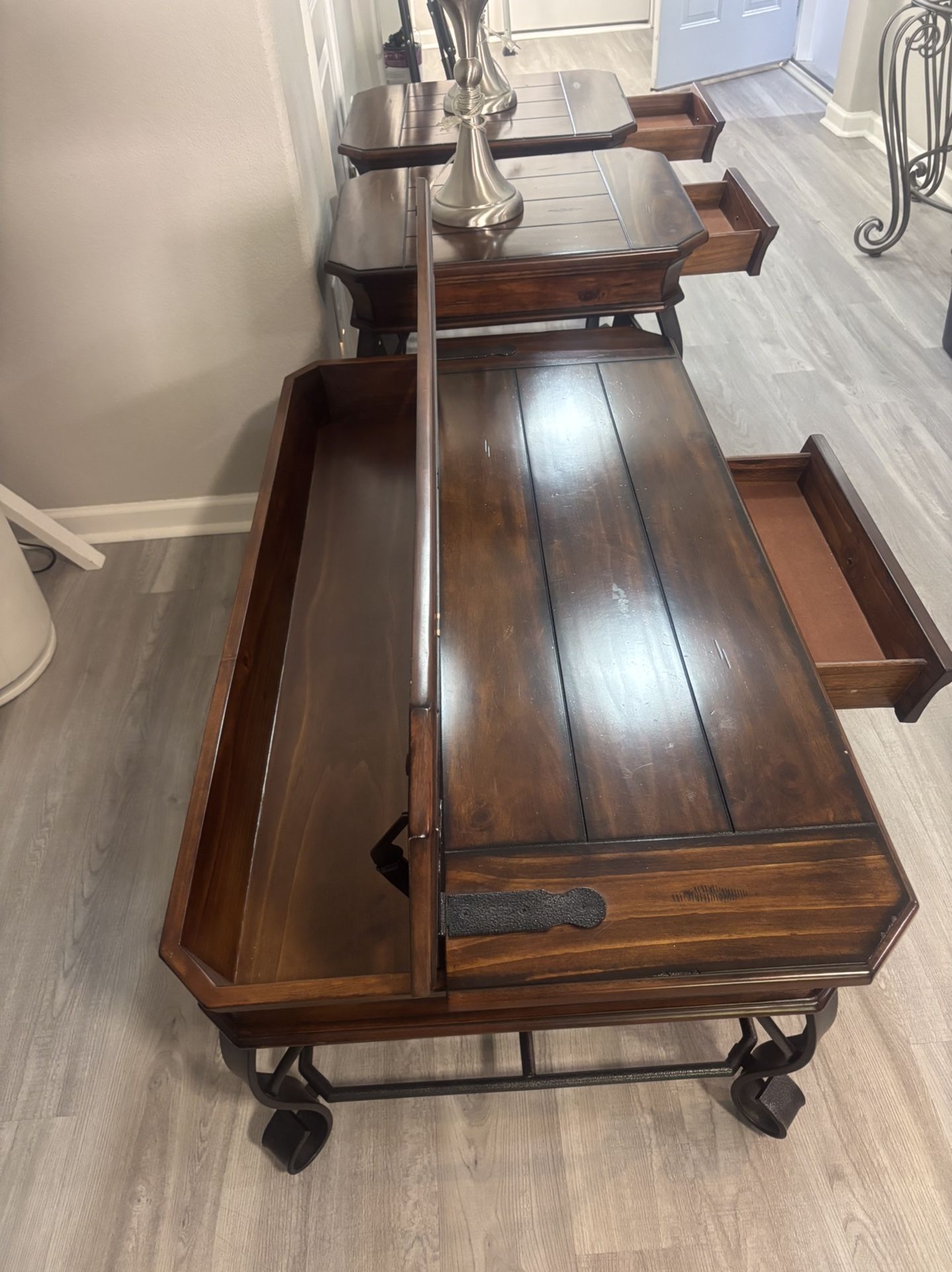 BEAUTIFUL END TABLES AND COFFEE TABLE