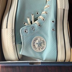 Woman’s converse shoe size 9