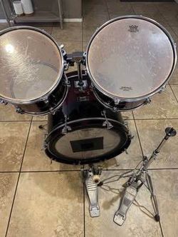 5- pc drums include Yamaha pedal.  It’s available as long as you can see it.There are a few cracks on the small tom . Repaired the big tom as shown in