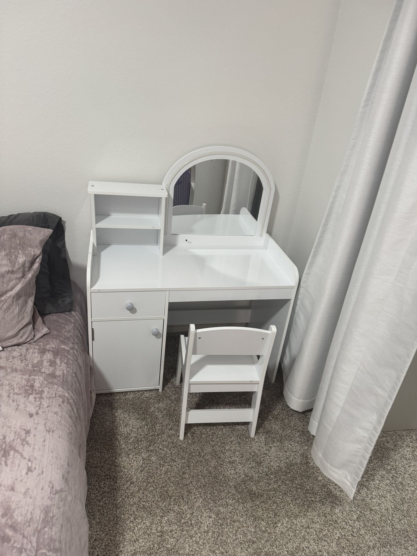 Small Girls Makeup -Desk