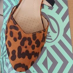 Women's Size 8 Leopard Pattern FLATS/ Ballet Pointed Toe Dressy Shoes  Pick Up Near ALEXANDER LIBRARY 