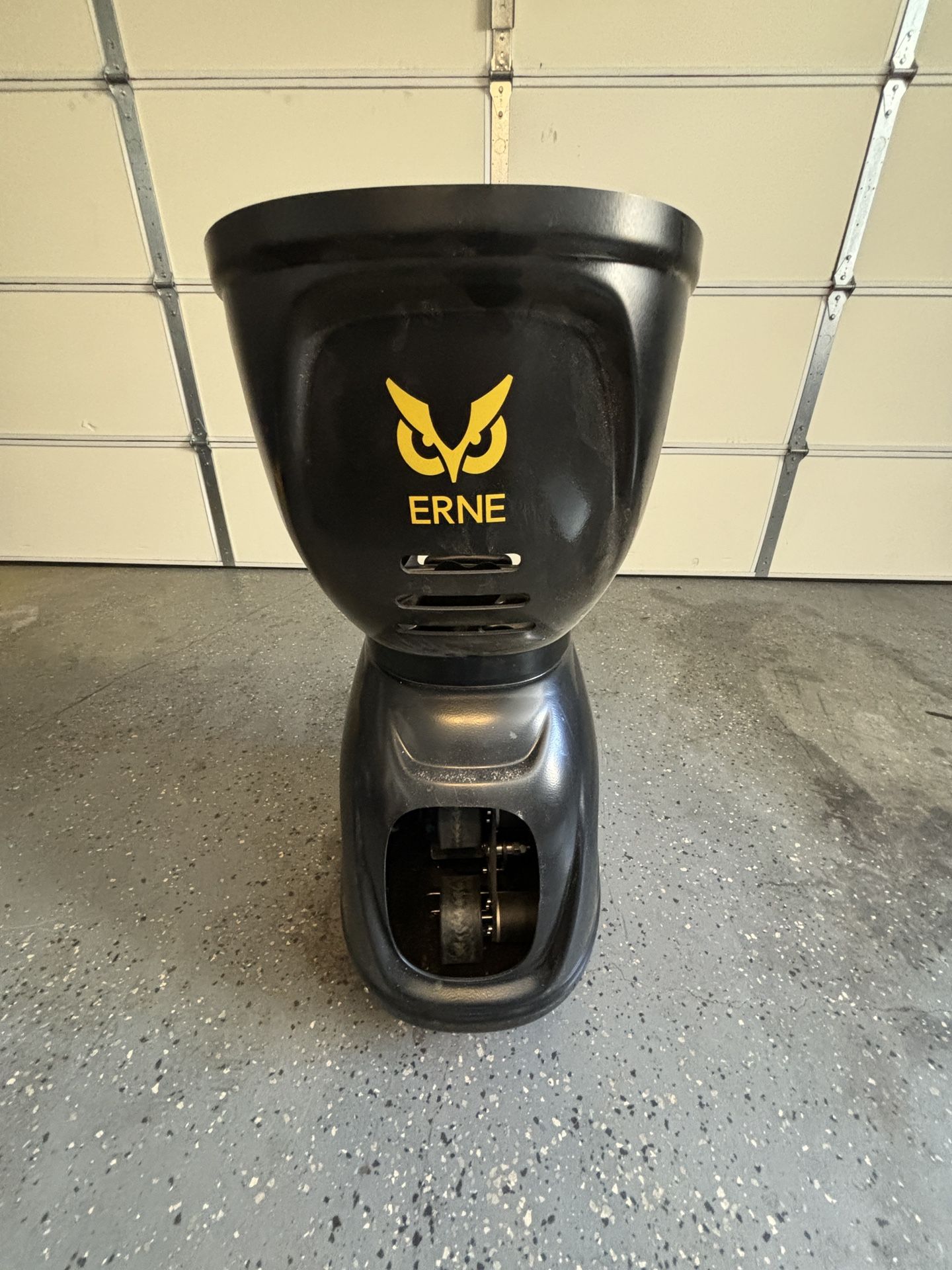 ERNE Pickleball Machine