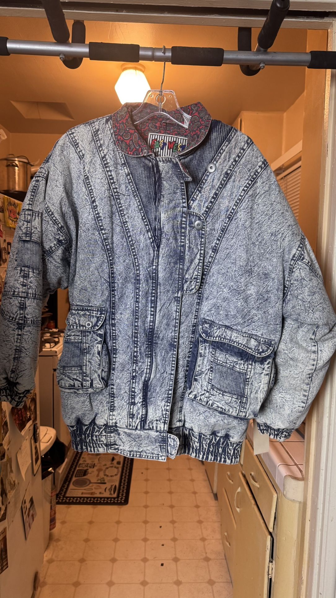 Vintage Stonewashed Denim Jacket with Button Closure and Side Pockets 1980