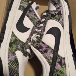 Nike Dunk Low Floral Tapestry 🌹🌸💐🌺🌷🌻🥀 size(10.5W/9M). DS(New). $130. Cash. Tap in!