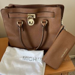 It’s A Beautiful Big Bag With A Wallet Made By Michael Kors. The Color Is Brown. It’s Barely Used. You Can Use It For Traveling Because It Is Big Bag