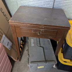 1940s Singer Sewing Machine and Table