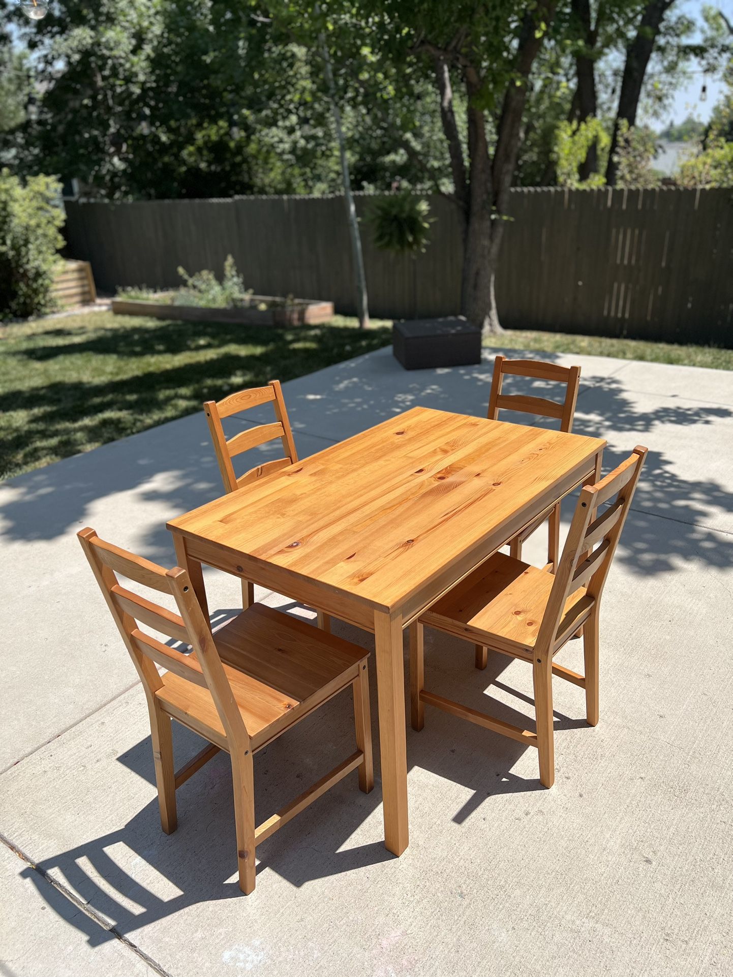 Solid Wood Dining Room/Kitchen Table With Set of 4 Chairs 