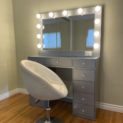 Makeup vanity With Adjustable Chair 
