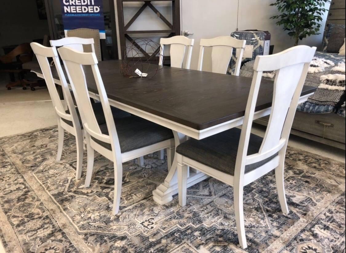 Nashbryn Gray/White Dining Room Set Ashley / Table and Chairs