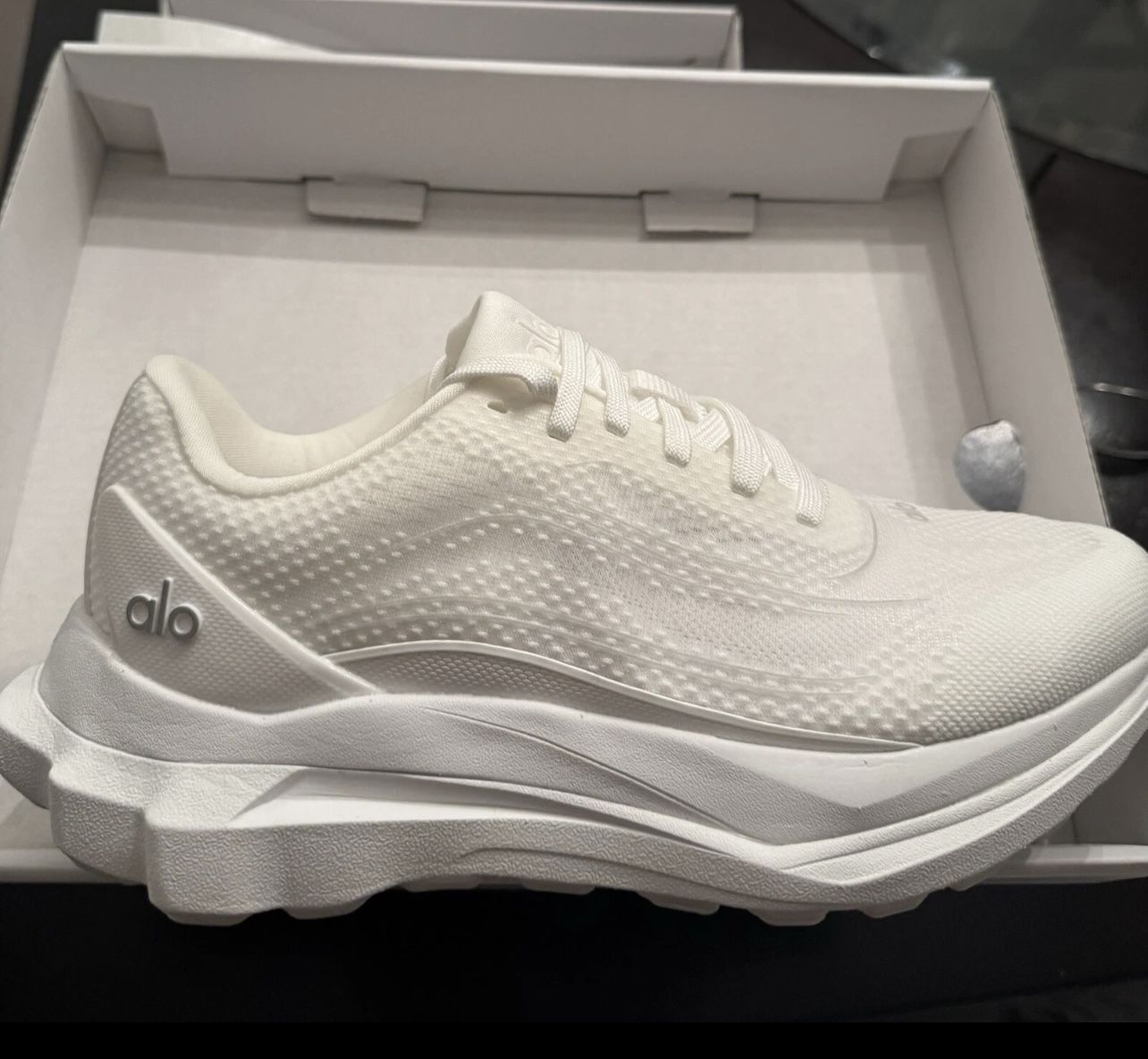 Brand New Women’s Alo Runner Shoes Size 8 Triple White Comfy Athletic Shoe $200