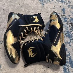 VENUM ELITE BOXING SHOES - BLACK/GOLD Size 12