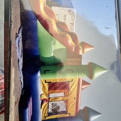 brincolines y una resvaladilla