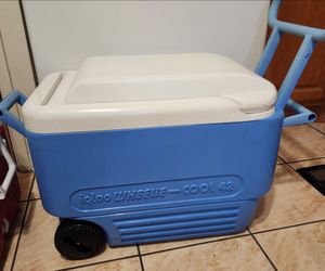 Hielera igloo grande con llantas y agarradera
