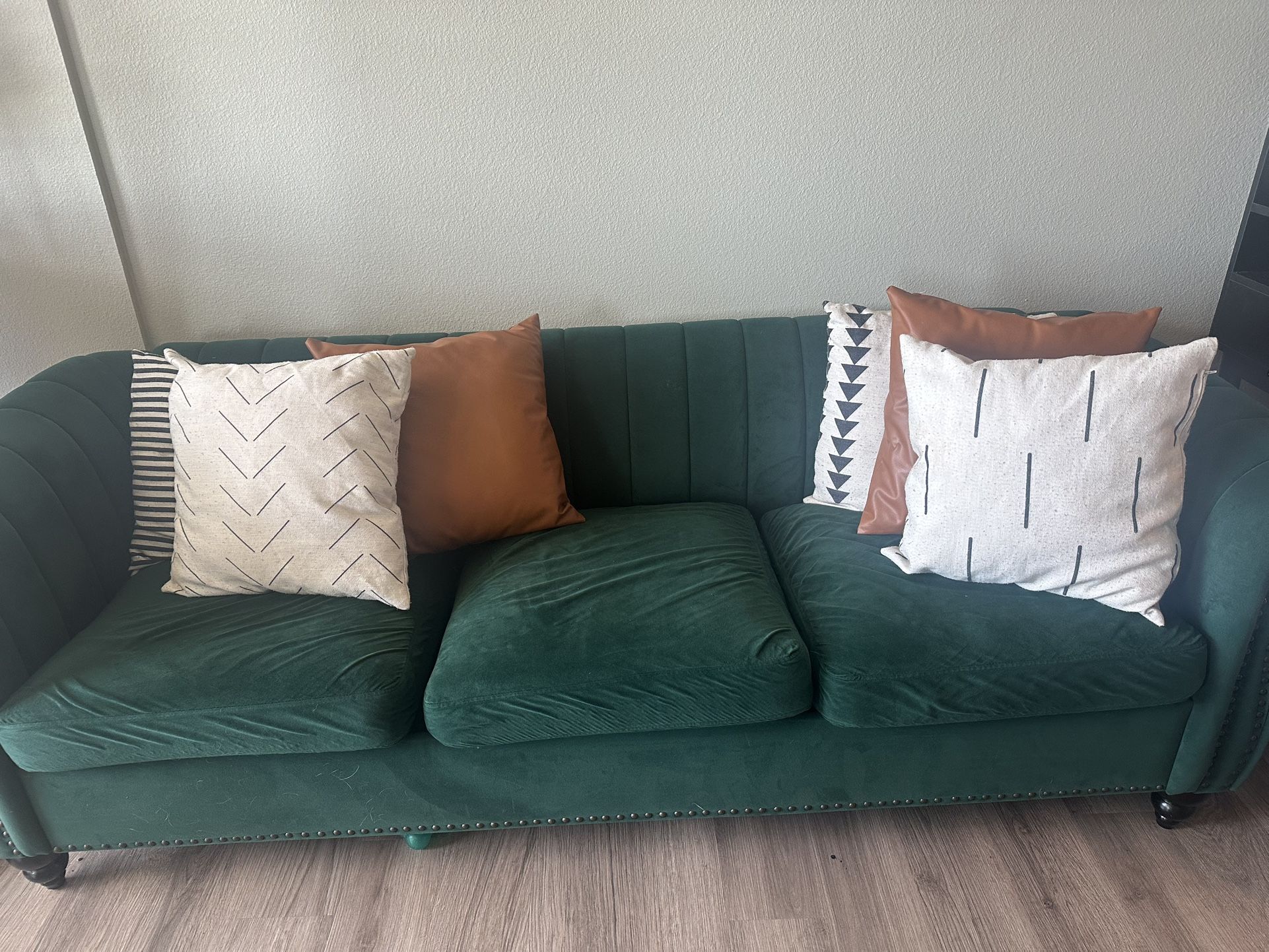 ONCIN Velvet Chesterfield Sofa, 84 inch Modern Tufted 3 Seater Couch with Scroll Arms and Wood Legs for Living Room Bedroom (Green)