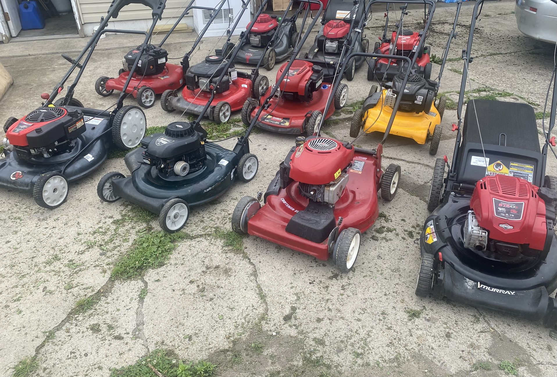 Lawn mowers in perfect condition each one has a different price. Ask for the one you like.