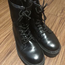 Black Boots 