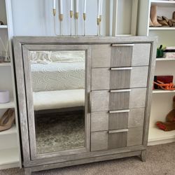 DRESSER BEAUTIFULLY UNIQUE 