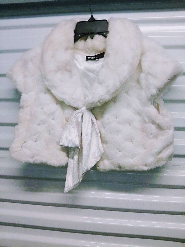 NEW! With Tags Women's White Faux Fur Vest with Velvet Bow Tie Size Large