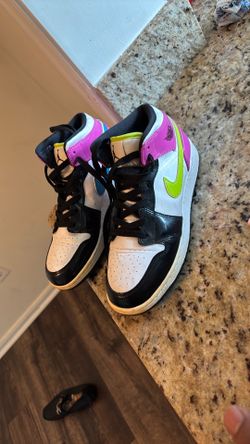 Jordan 1 Mid White Black Cyber Pink
