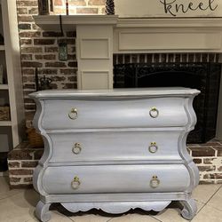 Stunning Refinished Hooker Bombay 3 Drawer Chest / Entryway / Accent Piece / Console Table / Dresser / Vanity