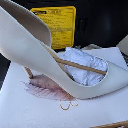 Jessica Simpson Brnad New size 10 white heels