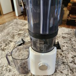 Nama J2 Cold Press Juicer - Like New Condition (White)