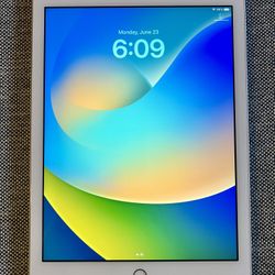 iPad 5th Gen – 32GB – White (MPGT2LL/A) – Excellent Condition + Black Case
