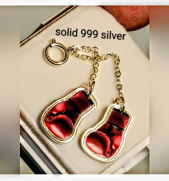 999 Fine Silver Boxing Gloves Pendant - New - 925 Necklace & Bail

Rare Limted Edition Piece 

Solid 999 Silver

Chain & Bail / O rings are solid .925