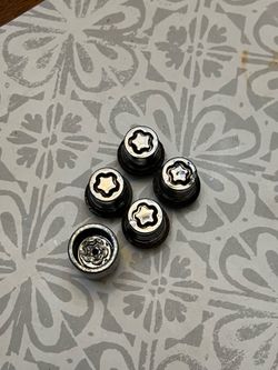 4 wheels locks and 1 key , use a 19 mm or 3/4 socket